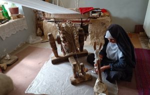 اشتغال ۶۰ بانوی روستایی با هنر فرت‌بافی در رشتخوار